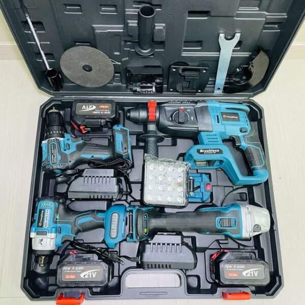 BXJS-919-B-2 - KIT DE FERRAMENTAS ELÉTRICAS COM FUNCIONAMENTO A BATERIA SENDO MARTELETE PERFURADOR/ ROMPEDOR COM MOTOR ELETRICO DE 2200 WATTS DE POTENCIA, 220V-240V/ 50HZ, UTILIZADO PARA DEMOLICAO DE ESTRUTURAS DE CONCRETO, PISOS, REMOCAO DE REVESTIMENTOS E ESMERILHADEIRA ANGULAR 1500W, 7500 RPM, UTILIZADA PARA CORTAR, POLIR E ESMERILHAR, USO PROFISSIONAL. OS PRODUTOS ACOMPANHAM UMA VARIEDADE DE ACESSORIOS: DISCOS DE CORTE, DISCOS ABRASIVOS, DISCO AUTOADESIVO PONTEIRAS, EMPUNHADEIRA,  BROCAS, REGUAS, LAMINAS DE CORTE, CORRENTE DE 12", CONVERSOR EM MOTOSERRA, BATERIAS DE LITIO, PAR DE LUVAS, CARREGADOR, CHAVE MANDRIL, ENTRE OUTROS,  ACONDICIONADOS EM BOLSA PARA TRANSPORTE - Imagem 2