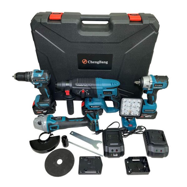BXJS-919-B-2 - KIT DE FERRAMENTAS ELÉTRICAS COM FUNCIONAMENTO A BATERIA SENDO MARTELETE PERFURADOR/ ROMPEDOR COM MOTOR ELETRICO DE 2200 WATTS DE POTENCIA, 220V-240V/ 50HZ, UTILIZADO PARA DEMOLICAO DE ESTRUTURAS DE CONCRETO, PISOS, REMOCAO DE REVESTIMENTOS E ESMERILHADEIRA ANGULAR 1500W, 7500 RPM, UTILIZADA PARA CORTAR, POLIR E ESMERILHAR, USO PROFISSIONAL. OS PRODUTOS ACOMPANHAM UMA VARIEDADE DE ACESSORIOS: DISCOS DE CORTE, DISCOS ABRASIVOS, DISCO AUTOADESIVO PONTEIRAS, EMPUNHADEIRA,  BROCAS, REGUAS, LAMINAS DE CORTE, CORRENTE DE 12", CONVERSOR EM MOTOSERRA, BATERIAS DE LITIO, PAR DE LUVAS, CARREGADOR, CHAVE MANDRIL, ENTRE OUTROS,  ACONDICIONADOS EM BOLSA PARA TRANSPORTE
