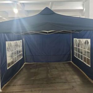TENDA COM ESTRUTURA EM METAL COM COBERTURA EM TECIDO DE OXFORD AZUL