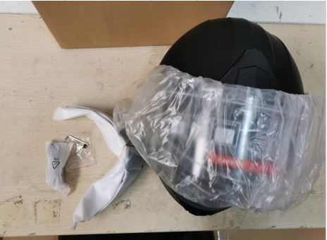 CAPACETE DE PROTEÇÃO PARA MOTOCICLISTAS EQUIPADO COM VISEIRA E LUZ TRASEIRA DE ADVERTÊNCIA COM INTERFACE DE CARREGAMENTO USB