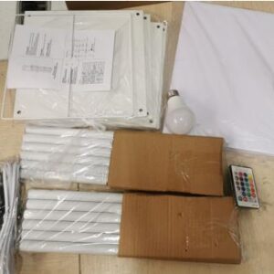 LUMIN&Aacute;RIA DE PISO COM ESTRUTURA VERTICAL COMPOSTA POR TRES PRATELEIRAS E C&Uacute;PULA EM TECIDO SINT&Eacute;TICO