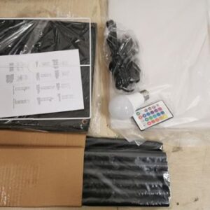 LUMIN&Aacute;RIA DE PISO COM ESTRUTURA VERTICAL COMPOSTA POR TRES PRATELEIRAS E C&Uacute;PULA EM TECIDO SINT&Eacute;TICO