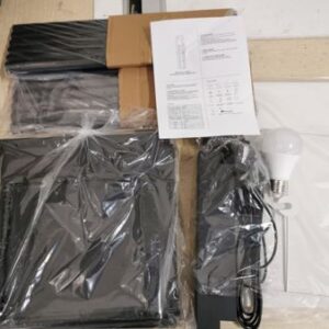 LUMIN&Aacute;RIA DE PISO COM ESTRUTURA VERTICAL COMPOSTA POR TRES PRATELEIRAS E C&Uacute;PULA EM TECIDO SINT&Eacute;TICO