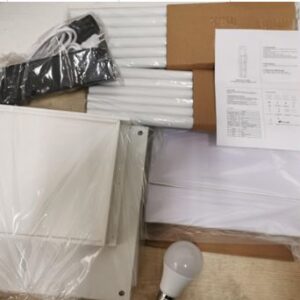 LUMIN&Aacute;RIA DE PISO COM ESTRUTURA VERTICAL COMPOSTA POR TRES PRATELEIRAS E C&Uacute;PULA EM TECIDO SINT&Eacute;TICO