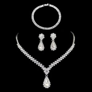 CONJUNTO DE BIJUTERIA COMPOSTO POR COLAR, PAR DE BRINCOS E PULSEIRA