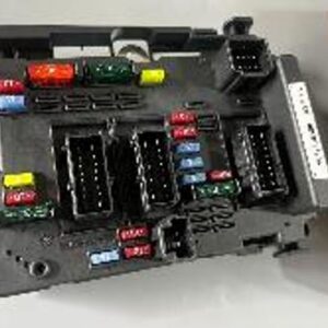 CAIXA DE FUSIVEIS BSM, COM MULTIPLOS FUSIVEIS E RELES DE DIFERENTES CORES E TAMANHOS, ELE &Eacute; RESPONSAVEL POR DISTRIBUIR ENERGIA PARA VARIOS SISTEMAS DO CARRO