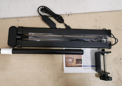 LUMINARIA DE MESA DUPLA PARA ESCRITÓRIO, COM DUAS CABEÇAS DE ILUMINAÇÃO AJUSTAVEIS, ESTRUTURA METALICA E ACABAMENTO EM PLASTICO, ALIMENTADO POR CABO USB