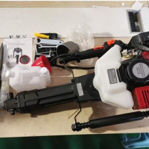 MARTELETE ROMPEDOR COM FUNCIONAMENTO A GASOLINA. EXECUTA 1500 ACERTOS POR MINUTO, VELOCIDADE VARIAVEL, POTENCIA 1900W. ALIMENTADO POR MOTOR DE 52CC, DOIS TEMPOS. ACOMPANHA ACESSORIOS