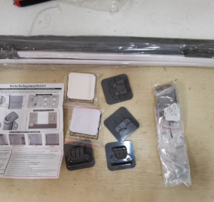 PORTAO DE SEGURANCA RETRATIL PARA BEBES OU ANIMAIS DE ESTIMACAO COM ESTRUTURA EM METAL/ PLASTICO COM AJUSTE DE INSTALACAO