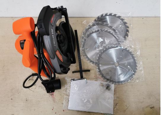 SERRA CIRCULAR ELÉTRICA PORTÁTIL COM GUIA A LASER, POTENCIA NOMINAL DE 1580W