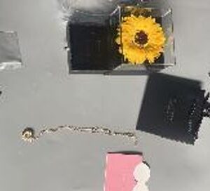 BIJUTERIA EM METAL SENDO COLAR