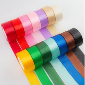 FITA EM POLIESTER UTILIZADA PARA DECORACAO, APRESENTADA EM ROLOS, COM SUPERF&Iacute;CIE LISA E BRILHANTE, CORES VARIADAS. LARGURA APROXIMADA DE 38&ndash;40 MM, COMPRIMENTO VARIAVEL .