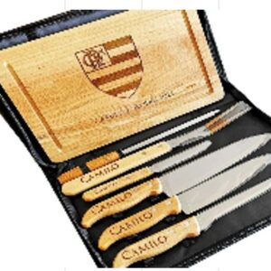 KIT PARA CHURRASCO CONTENDO 4 FACAS EM ACO INOX COM CABO EM MADEIRA, 1 GARFO DE ASSADO EM ACO INOX COM CABO E MADEIRA, 1 CHAIRA EM ACO INOX COM CABO EM MADEIRA E 1 TABUA EM MADEIRA