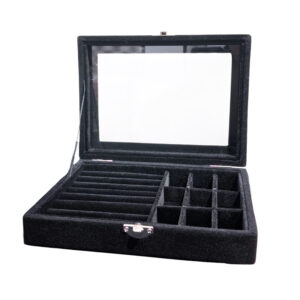 PORTA JOIAS DE USO DOMESTICO, ESTRUTURA EM MADEIRA, REVESTIMENTO EXTERNO EM COURO SINTETICO PRETO E INTERIOR EM TECIDO TIPO VELUDO OU SUEDE CINZA. POSSUI COMPARTIMENTOS INTERNOS PARA ANEIS, BRINCOS, COLARES E PULSEIRAS, COM FECHAMENTO FRONTAL