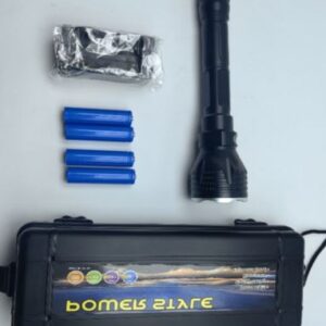 LANTERNA PORTATIL COM CORPO EM METAL E ALIMENTACAO POR BATERIAS RECARREGAVEIS TIPO AAA COM POTENCIA APROXIMADA 200 LUMENS POSSUI MODOS DE ILUMINACAO MULTIPLOS RESISTENTE A RESPINGOS DE AGUA PADRAO IPX4 ACOMPANHA CARREGADOR E ESTOJO PLASTICO PARA TRANSPORTE E ARMAZENAMENTO