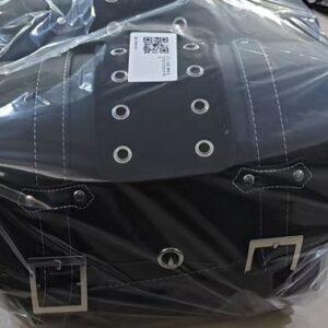 BOLSA LATERAL DUPLA PARA MOTOCICLETA, CONFECCIONADA EM MATERIAL TEXTIL SINTETICO COM REVESTIMENTO IMPERMEAVEL, COM COMPARTIMENTOS INDEPENDENTES, ABAS COM FECHAMENTO POR FIVELAS E TIRAS DE FIXACAO, PROPRIO PARA TRANSPORTE DE OBJETOS