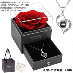 KIT COMPOSTO POR BIJUTERIAS ( PAR DE BRINCOS, ANEL, COLAR E PINGENTE) CONFECCIONADAS EM METAL COMUM, ACONDICIONADAS EM CAIXA DE PAPELAO DECORATIVA CONTENDO ROSAS ARTIFICIAIS EM TECIDO