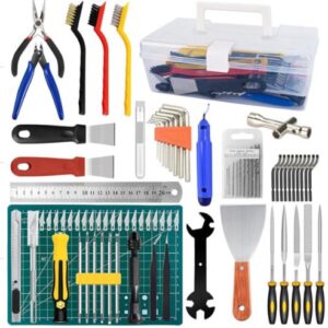 KIT DE FERRAMENTAS MANUAIS PARA USO DOMESTICO E MANUTENCAO GERAL, COMPOSTO POR FERRAMENTAS FABRICADAS EM ACO CARBONO, ACO INOXIDAVEL E ACO CROMO VANADIO (CR-V), COMPONENTES EM PLASTICO (PP/ABS), BORRACHA (TPE), PVC, CONTENDO 16 CHAVES HEXAGONAIS, 01 TRENA, 03 CHAVES PHILLIPS, 01 CABO PARA BITS, 04 CHAVES DE PRECISAO, 01 CHAVE AJUSTAVEL, 01 ALICATE DE BICO, 06 CHAVES FIXAS, 01 NIVEL, 01 FITA ISOLANTE, 01 MARTELO, 01 CONJUNTO DE BUCHAS E PARAFUSOS, 01 CHAVE CATRACA 3/8, 13 SOQUETES 3/8, 01 EXTENSOR PARA SOQUETE 3/8, 20 PONTAS (BITS) DE 25 MM E 01 MALETA PLASTICA, MARCA DOBEVI