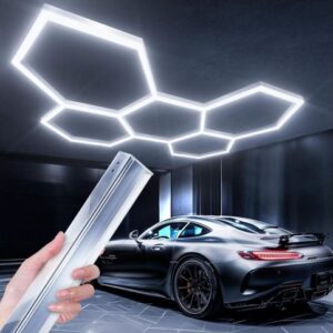 LUMINARIA DE TETO MODULAR EM LED, COMPOSTA POR BARRAS LUMINOSAS INTERCONECTAVEIS EM FORMATO GEOMETRICO, ESTRUTURA EM MATERIAL PLASTICO E METAL, PARA INSTALACAO SOBREPOSTA EM AMBIENTES INTERNOS, UTILIZADA PARA ILUMINACAO DECORATIVA E FUNCIONAL, COM TECNOLOGIA LED INTEGRADA.