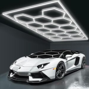 LUMINARIA DE TETO MODULAR EM LED, COMPOSTA POR BARRAS LUMINOSAS INTERCONECTAVEIS EM FORMATO GEOMETRICO, ESTRUTURA EM MATERIAL PLASTICO E METAL, PARA INSTALACAO SOBREPOSTA EM AMBIENTES INTERNOS, UTILIZADA PARA ILUMINACAO DECORATIVA E FUNCIONAL, COM TECNOLOGIA LED INTEGRADA.