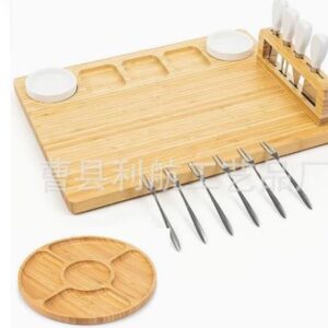 TABUA PARA SERVIR ALIMENTOS, CONFECCIONADA EM MADEIRA, UTILIZADA PARA CORTE E APRESENTACAO DE FRIOS, ACOMPANHA FACAS/ESPETOS METALICOS E SUPORTE PARA UTENSILIOS.