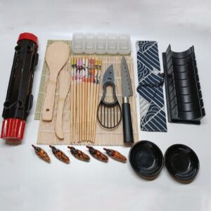KIT PARA PREPARO DE SUSHI, FABRICADO EM BAMBU, MADEIRA, PLASTICO E METAL, COMPOSTO POR ESTEIRAS DE BAMBU, HASHIS, COLHERES, ESPATULA, MOLDE/BAZUCA PARA SUSHI, FACA E ACESSORIOS, UTILIZADO PARA PREPARO E MODELAGEM DE SUSHI E OUTROS ALIMENTOS.