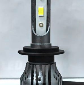 LAMPADA LED AUTOMOTIVA PARA FAROL, PROPRIA PARA VEICULOS, UTILIZADA EM SISTEMAS DE ILUMINACAO DE FAROL (ALTO E BAIXO), COM TENSAO DE OPERACAO DE 12-24V, POTENCIA APROXIMADA DE 35W, TEMPERATURA DE COR DE 6000-6500K, COM FLUXO LUMINOSO APROXIMADO DE ATE 4500LM, DOTADA DE SISTEMA DE DISSIPACAO DE CALOR COM VENTOINHA, CORPO EM ALUMINIO E DRIVER EXTERNO, ACONDICIONADA EM KIT.