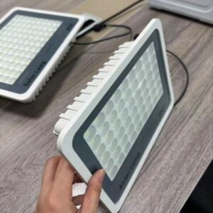 LUMINARIA SOLAR COM LUZ DE LED PARA ILUMINACAO INTERNA E EXTERNA, FABRICADA EM PLASTICO, COM PAINEL FOTOVOLTAICO E ACESSORIOS DE FIXACAO. TENSAO: 3.7V. POTENCIA: 100W