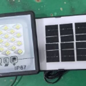 LUMINARIA SOLAR COM LUZ DE LED PARA ILUMINACAO INTERNA E EXTERNA, FABRICADA EM PLASTICO, COM PAINEL FOTOVOLTAICO E ACESSORIOS DE FIXACAO. TENSAO: 3.7V. POTENCIA: 50W