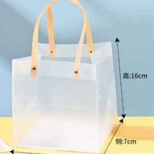 SACOLA TRANSPARENTE EM PVC COM ALCAS PARA TRANSPORTE, UTILIZADA PARA EMBALAGEM E ACONDICIONAMENTO DE PRODUTOS, IMPERMEAVEL E REUTILIZAVEL