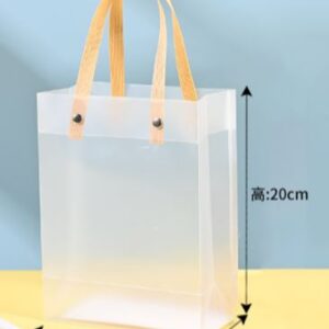 SACOLA TRANSPARENTE EM PVC COM ALCAS PARA TRANSPORTE, UTILIZADA PARA EMBALAGEM E ACONDICIONAMENTO DE PRODUTOS, IMPERMEAVEL E REUTILIZAVEL