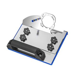 SUPORTE/GABARITO PARA FIXACAO E GUIA DE FERRAMENTA, FABRICADO EM METAL, COM MANIPULOS AJUSTAVEIS E BASE DE APOIO, UTILIZADO PARA AUXILIO NO POSICIONAMENTO, FIXACAO E OPERACAO DE FERRAMENTAS EM PROCESSOS DE USINAGEM, CORTE OU PERFURACAO.